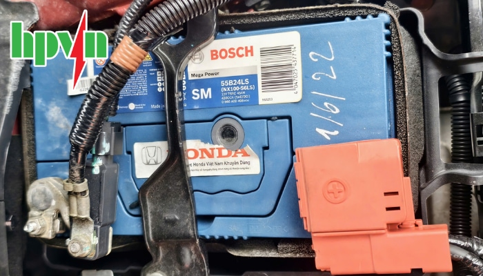 Sử dụng b&igrave;nh ắc quy hết tuổi thọ